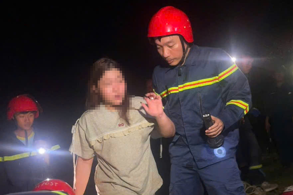Nạn nhân được đưa lên bờ trong tình trạng tỉnh táo nhưng còn hoảng loạn. Ảnh: Huy Linh