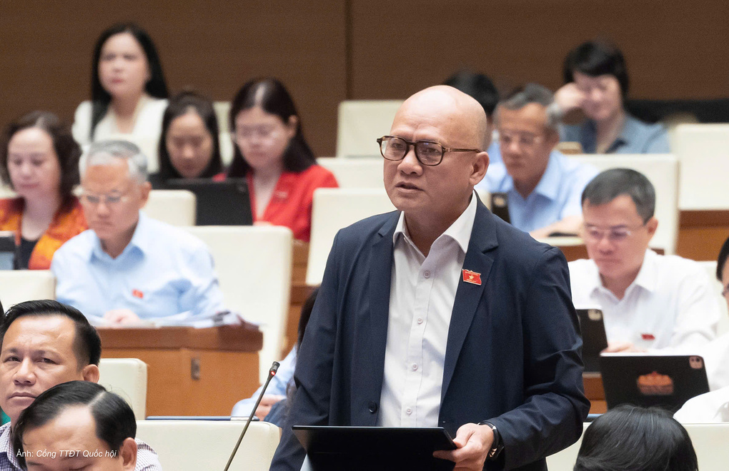 Đại biểu Bế Trung Anh, chuyên trách Ủy ban Công tác đại biểu, phát biểu tại nghị trường sáng 12/8. Ảnh: Cổng TTĐT Quốc hội
