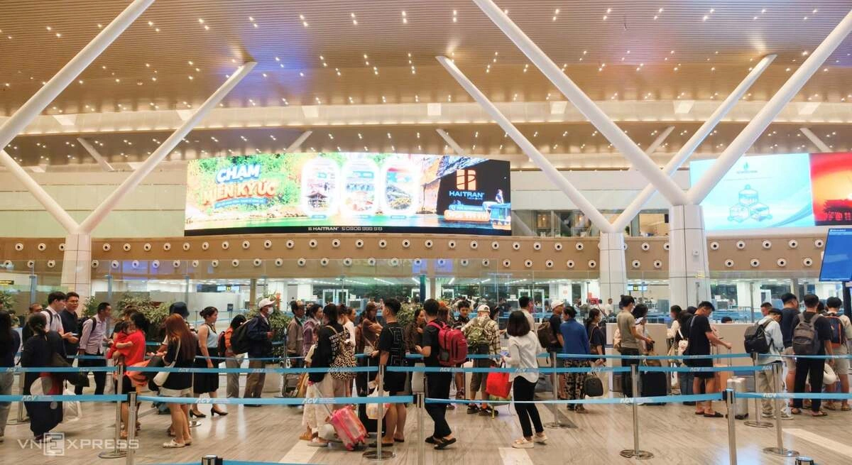 Điểm tin 17h: UAV xâm nhập Tân Sơn Nhất, hơn 100 chuyến bay gián đoạn | Ba cao tốc lớn phía Nam đang 'chạy nước rút'