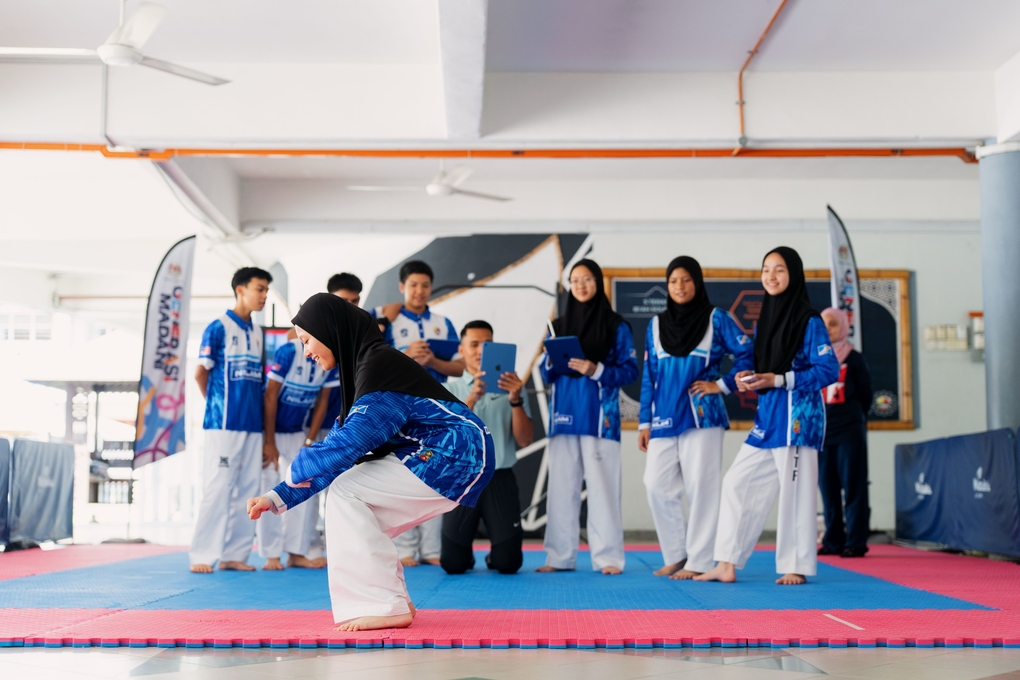 Tiết học thể chất của thầy Muhammad Al Azani Zainal sử dụng máy tính bảng để ghi lại động tác của học sinh. Ảnh: TN