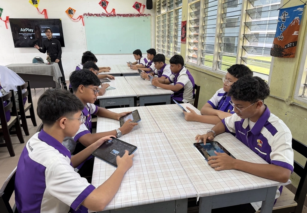 Học sinh sử dụng iPad để làm bài tập theo hướng dẫn của thầy giáo. Ảnh: HN