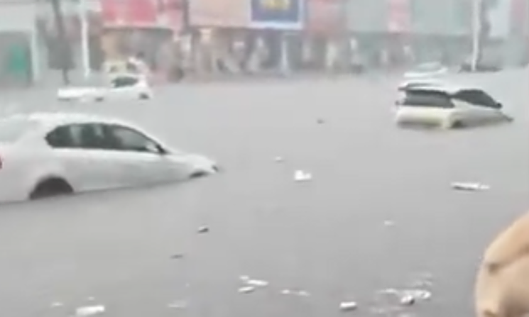 Loạt ôtô trôi giữa đường phố ngập lụt ở Trung Quốc