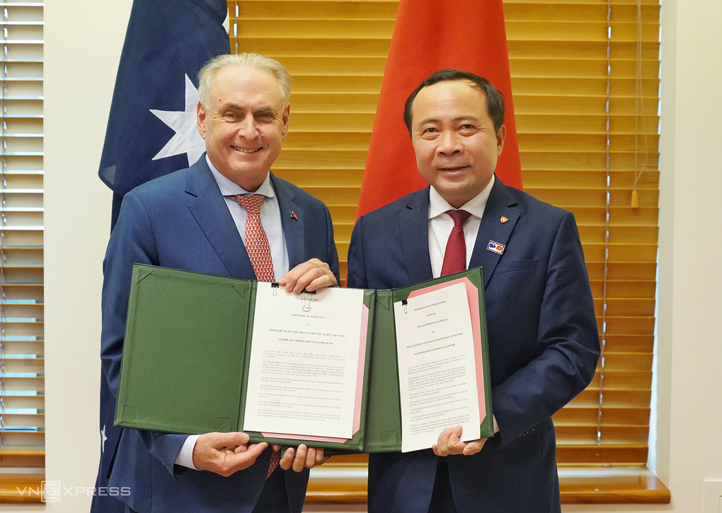 Minister of Science and Technology Vu Hai Quan and Australian Minister of Trade and Tourism Don Farrell exchanged a memorandum of understanding, August 11. Photo: Luu Quy