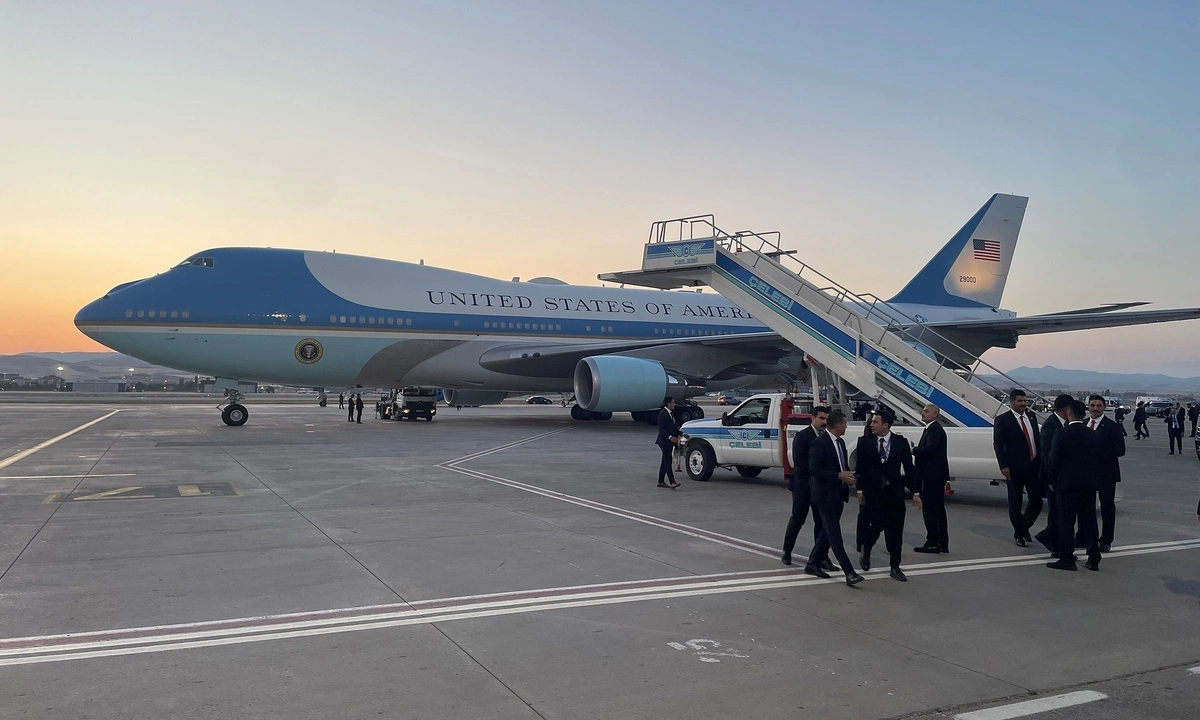 Tehran nói ông Trump đổi chuyên cơ vì 'sợ sức mạnh của Iran'