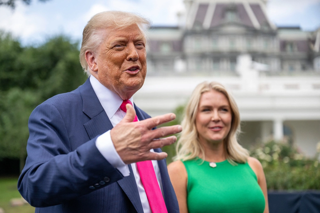 Tổng thống Mỹ Donald Trump (trái) và thư ký báo chí Nhà Trắng Karoline Leavitt tại Washington tháng 7/2025. Ảnh: AFP