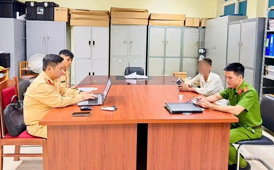 Chủ xe vi phạm tại cơ quan công an. Ảnh: Công an tỉnh Phú Thọ