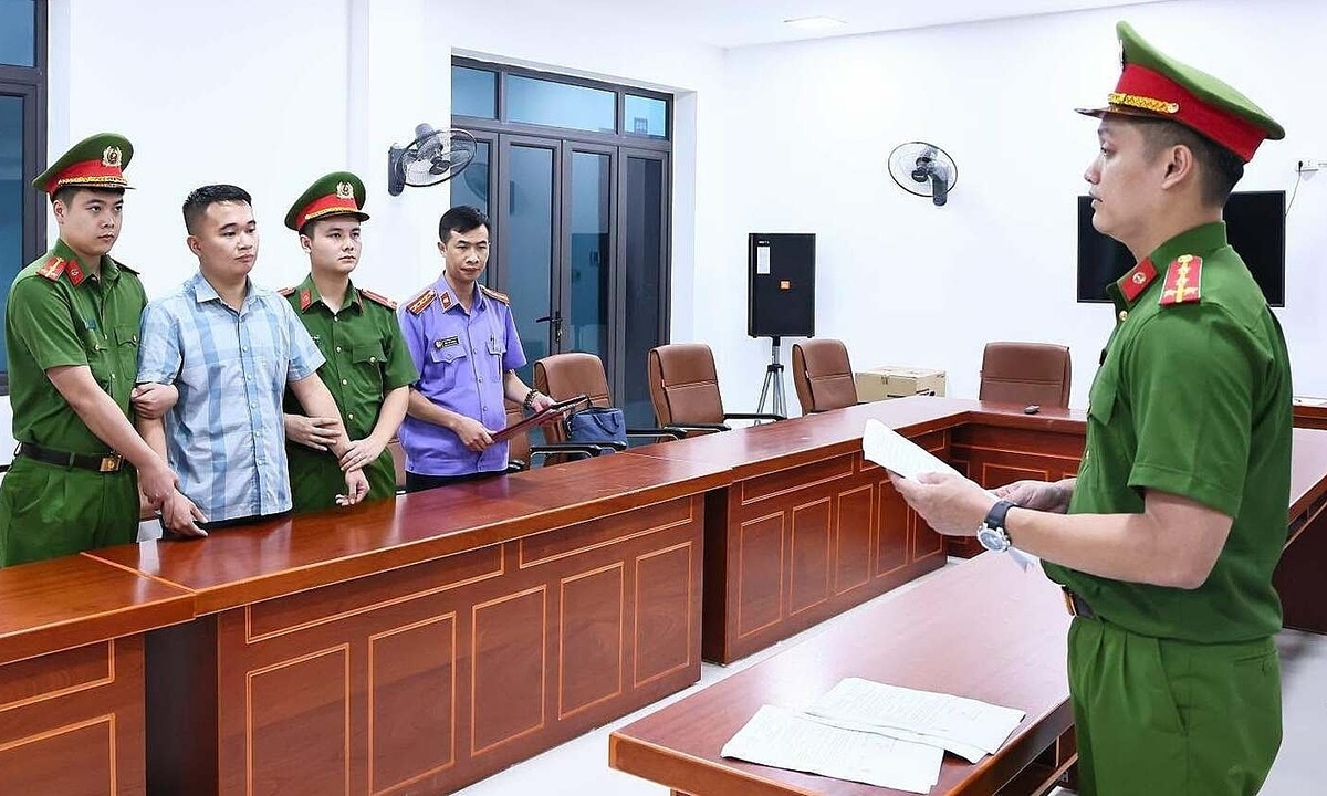 Giáo viên Toán 'vào mỗi phòng 2-3 phút' nhắc thí sinh ở điểm thi chuyên Tuyên Quang