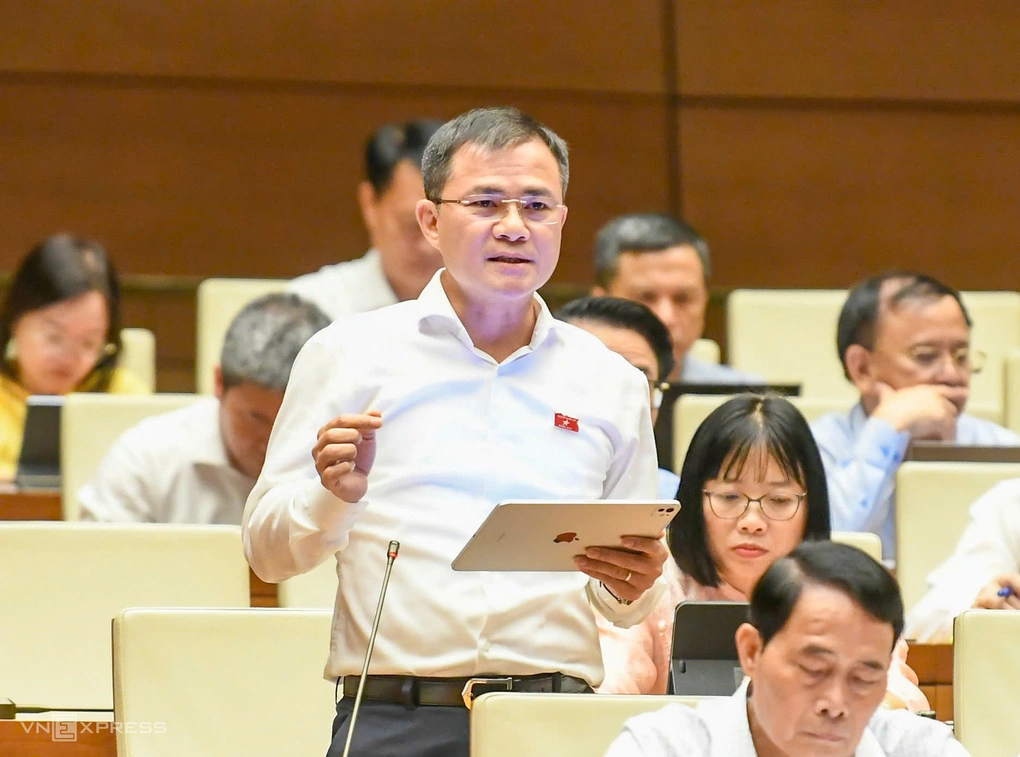 Trung tướng Tào Đức Thắng phát biểu tại nghị trường Quốc hội sáng 13/8. Ảnh: Hoàng Phong