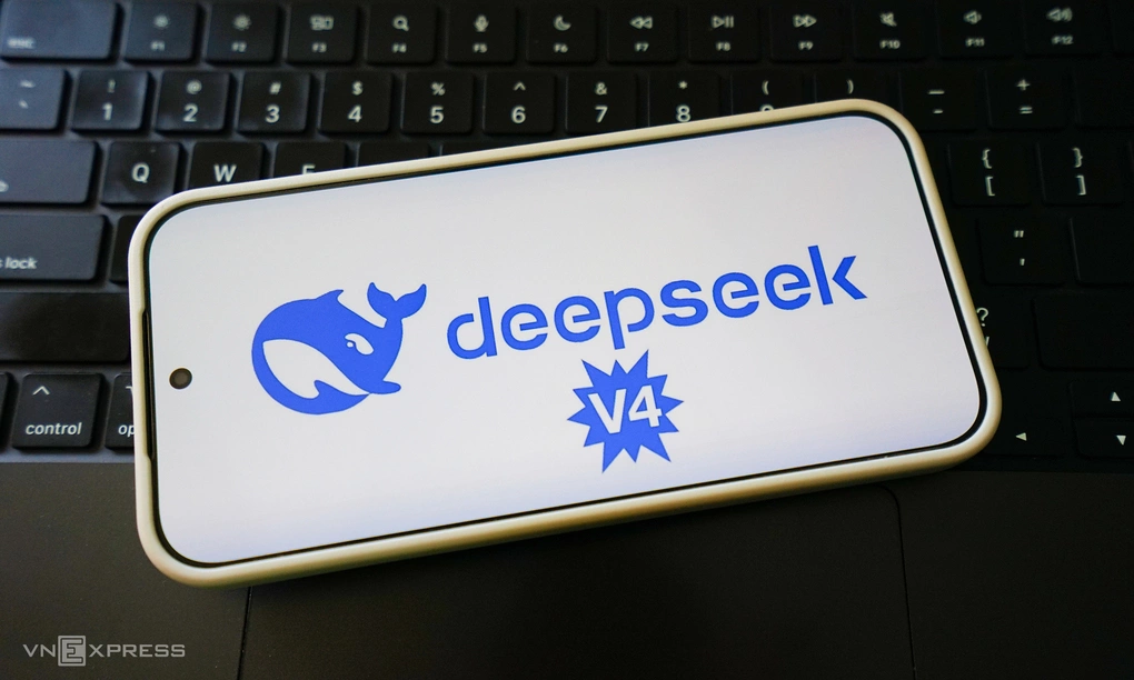 Logo DeepSeek V4 trên một chiếc smartphone. Ảnh: Bảo Lâm