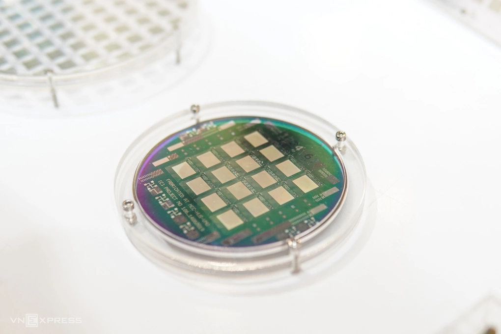 Semiconductor chips and electronic components of Vietnamese businesses and universities, displayed at SEMIEXPO Vietnam 2025 semiconductor exhibition, November 2025. Photo: Luu Quy