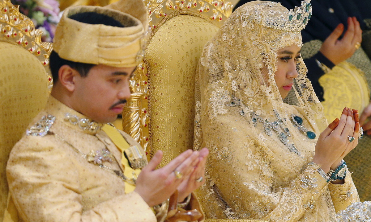 Quốc vương Brunei tước danh hiệu hoàng gia của con dâu