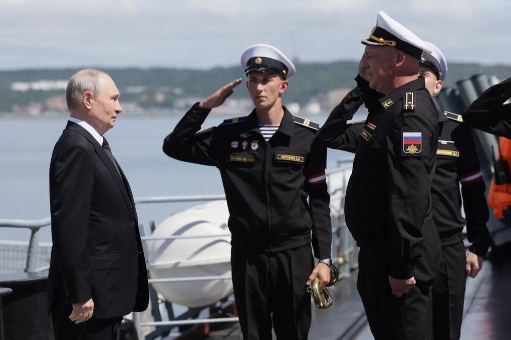 Ông Putin trong chuyến thăm tới đảo Sakhalin hôm 12/8, trước khi tới quần đảo Kuril/Lãnh thổ phương Bắc. Ảnh: TASS