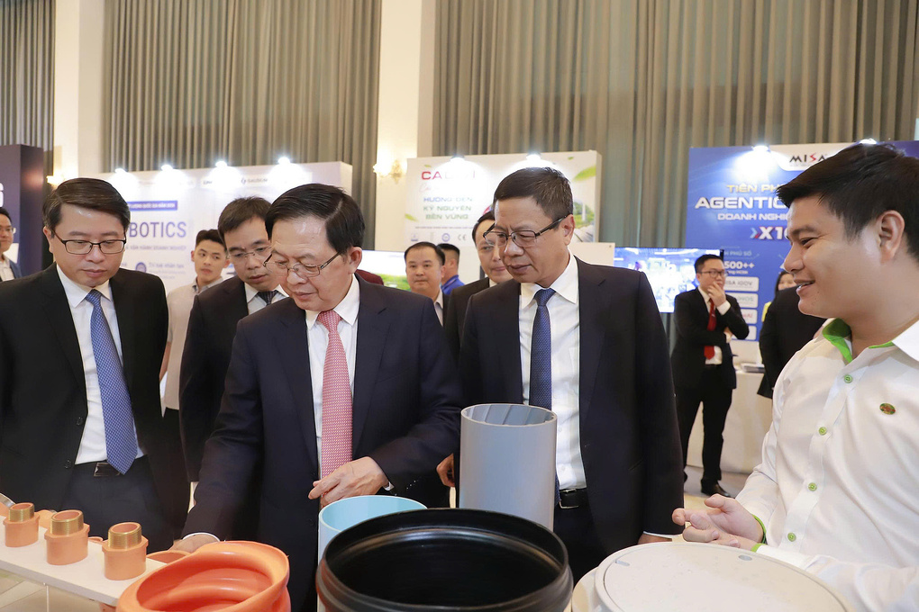 Phó thủ tướng Hồ Quốc Dũng (thứ ba từ phải qua) cùng Thứ trưởng Khoa học và Công nghệ Lê Xuân Định (thứ hai từ phải qua) tham quan các sản phẩm giới thiệu tại sự kiện. Ảnh: MST