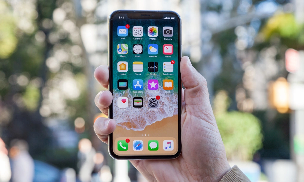 iPhone Twitter with edge-to-edge screen, first with Face ID system. Photo: Toms Guide