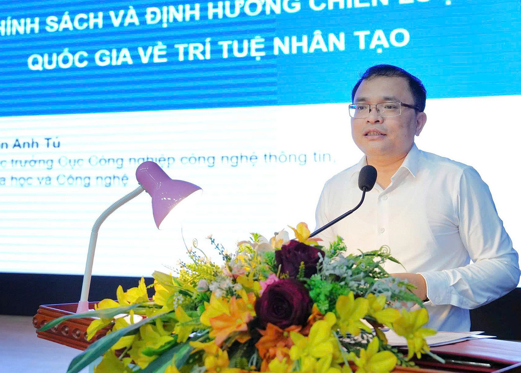 TS Trần Anh Tú trình bày tại hội thảo ngày 14/8. Ảnh: AI4CRIS
