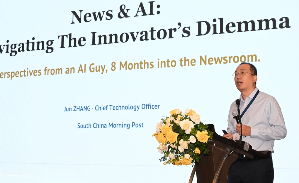 Jun Zhang, Giám đốc Công nghệ South China Morning Post, chia sẻ tại diễn đàn AI ngày 14/8 do tại Diễn đàn AI do WAN-IFRA tổ chức. Ảnh: Trọng Đạt