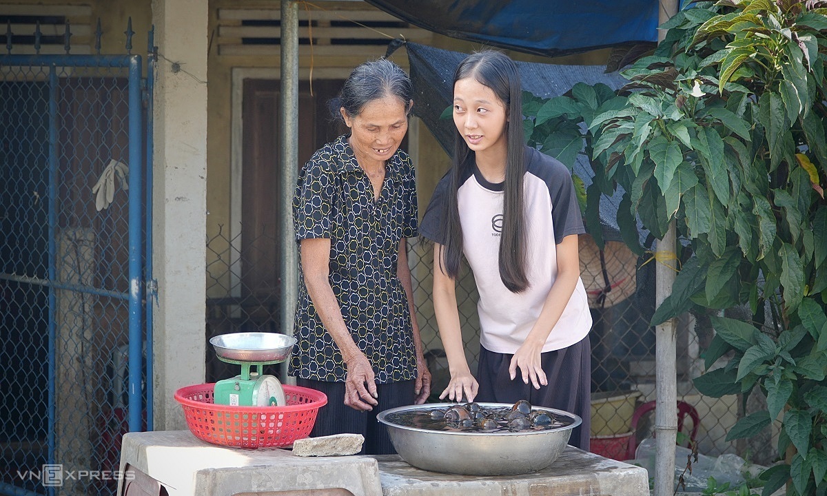 Cô bé mồ côi phụ bà bán ốc thành thủ khoa đại học