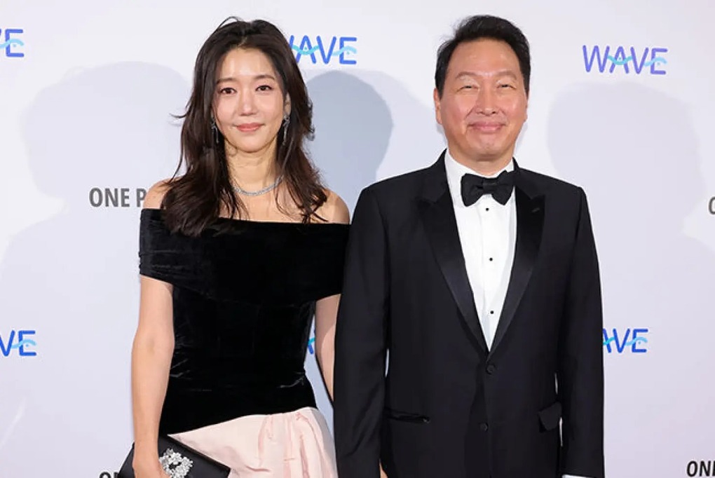 Chủ tịch tập đoàn SK Chey Tae-won cùng người tình lâu năm Kim Hee-young tham gia tiệc gala của Louis Vuitton ở Paris, Pháp, hồi tháng 11/2023. Ảnh: Korea Joongang Daily