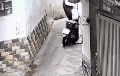 Bị cô gái kéo giữ, tên cướp bỏ xe chạy thoát thân