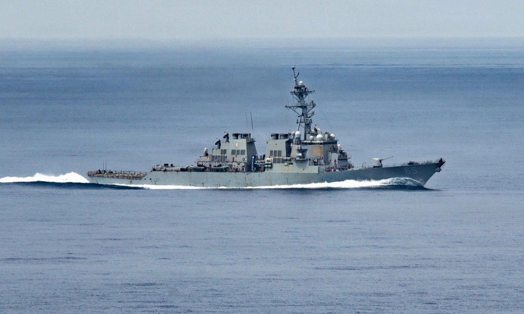 Khu trục hạm USS Benfold hoạt động trên Biển Đông ngày 23/7. Ảnh:US Navy