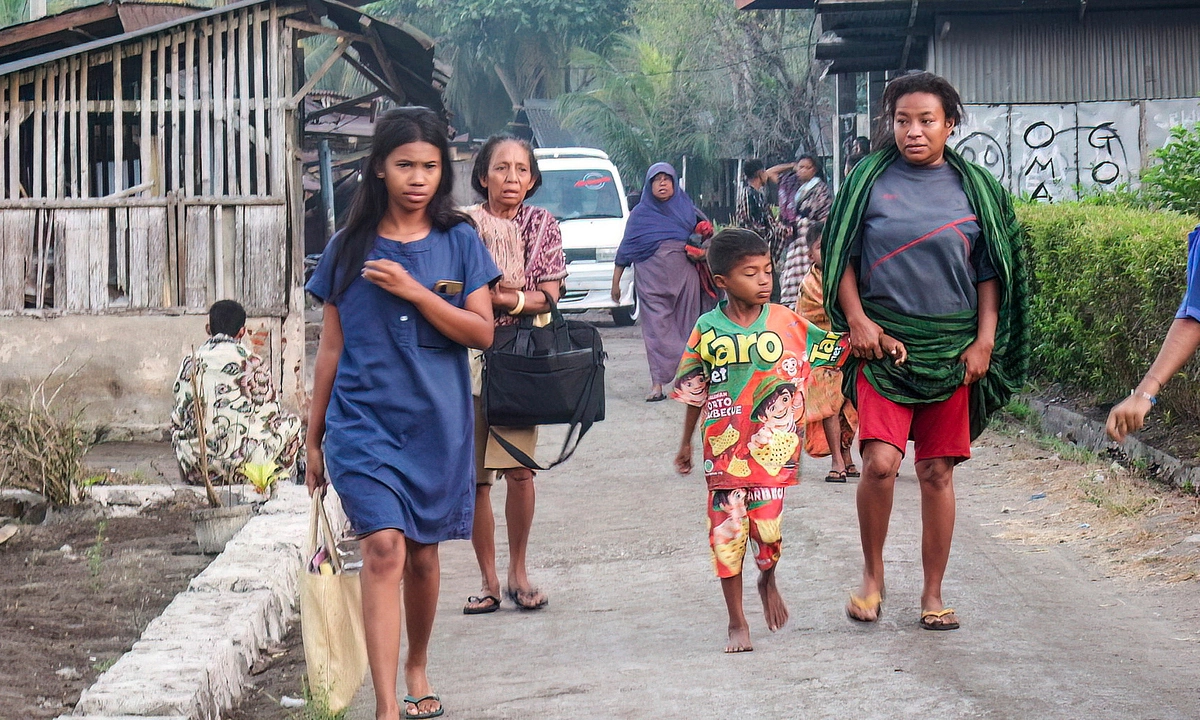Phút tháo chạy của người dân Indonesia giữa động đất 7,7 độ