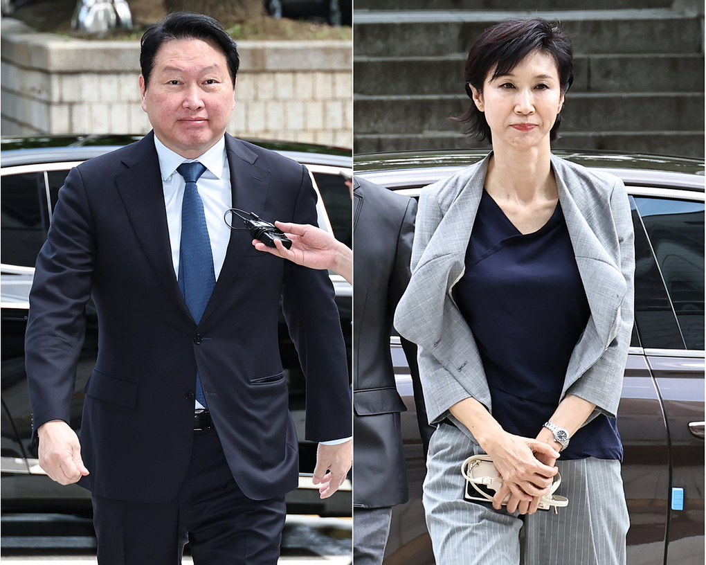 Chủ tịch Tập đoàn SK Chey Tae-won (trái) và vợ cũ Roh Soh-yeong đến Tòa án Cấp cao Seoul tại quận Seocho ngày 26/6. Ảnh:Yonhap