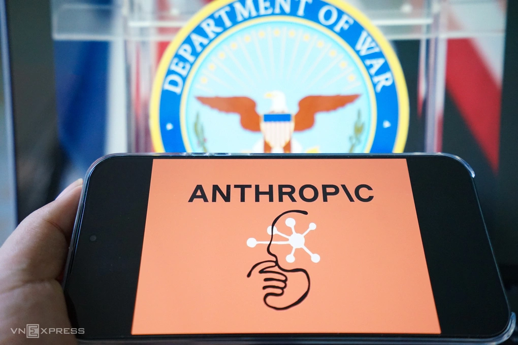 The Anthropic logo displays on the smartphone screen. Photo: Bao Lam