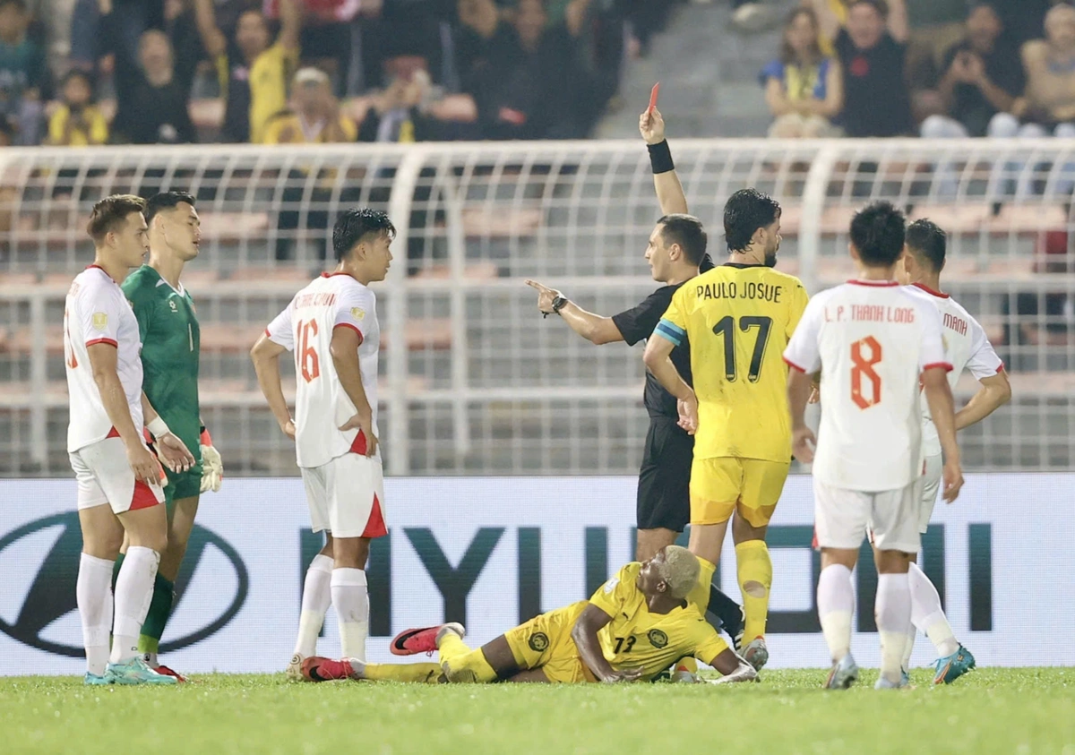 Lê Giang Patrik thoát thẻ đỏ nhờ VAR