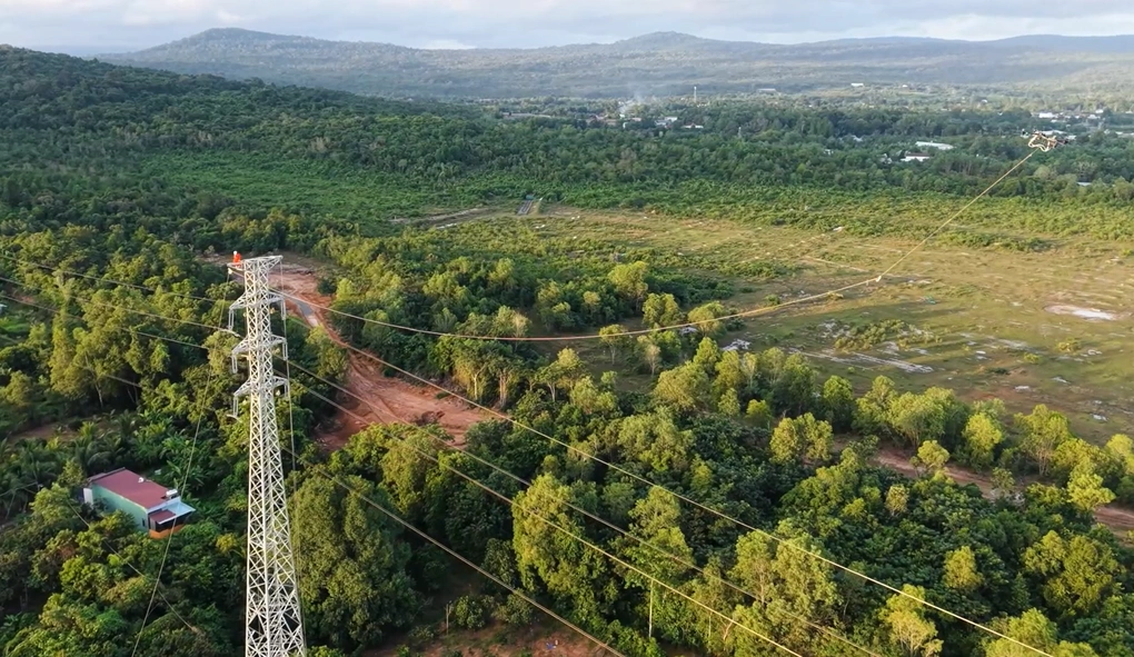 Drone hỗ trợ kéo đường dây giữa các trụ. Ảnh: EVNSPC