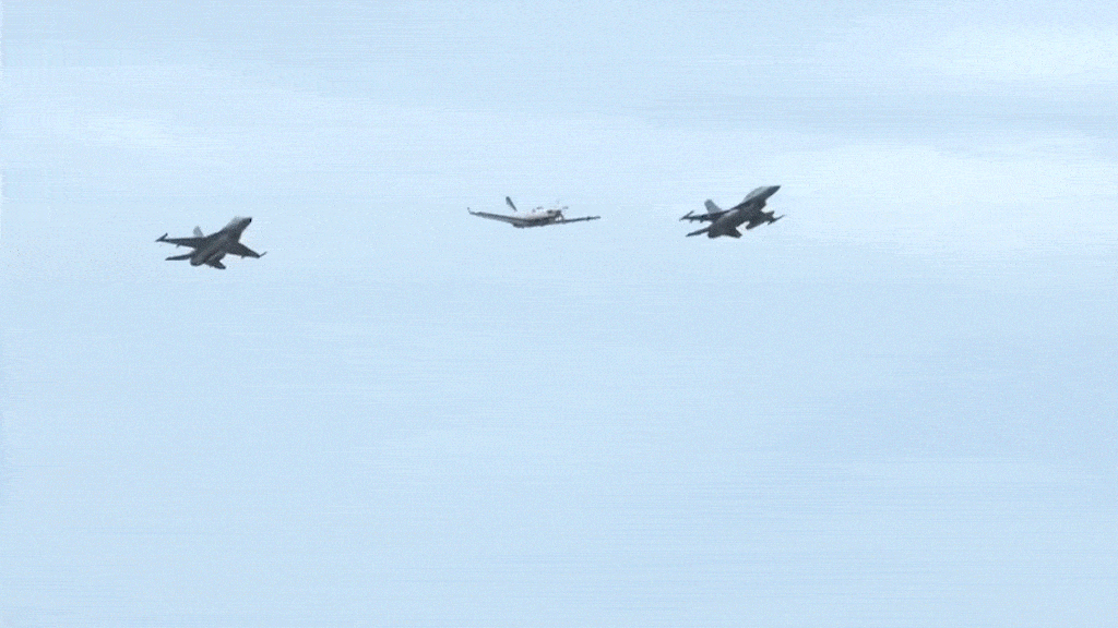 Ba tiêm kích F-16 hộ tống chuyến bay tự lái của Thủ tướng Thái Lan