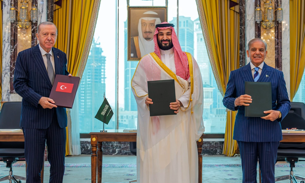 Lãnh đạo ba nước Thổ Nhĩ Kỳ, Arab Saudi và Pakistan (từ trái sang) tại lễ ký thỏa thuận quốc phòng ba bên ở Mecca hôm 7/8. Ảnh: AP