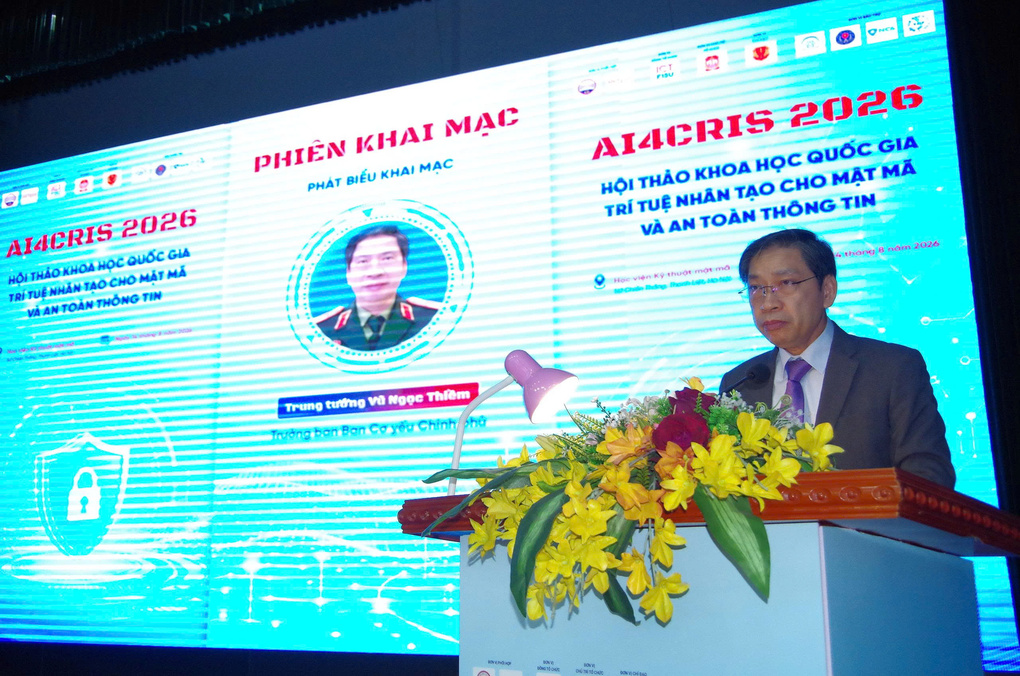 Trung tướng Vũ Ngọc Thiềm, Trưởng Ban Cơ yếu Chính phủ, phát biểu tại sự kiện. Ảnh: AI4CRIS
