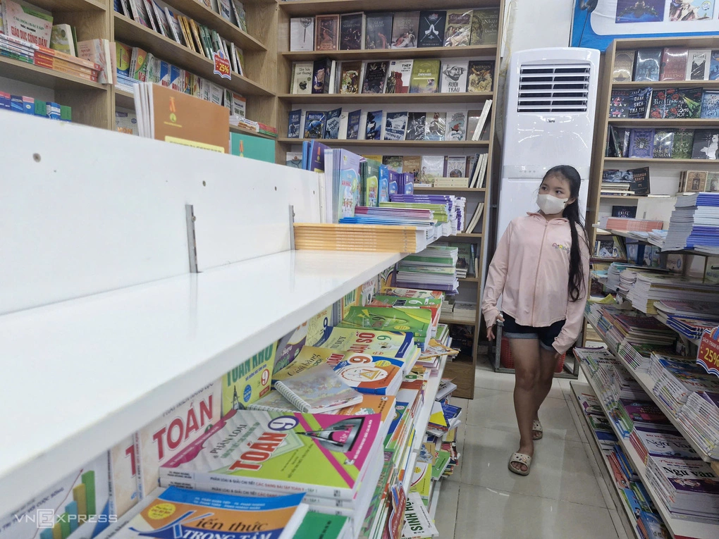 Kệ sách ở một nhà sách tại TP HCM, chiều 14/8. Ảnh: Nguyễn Quyên