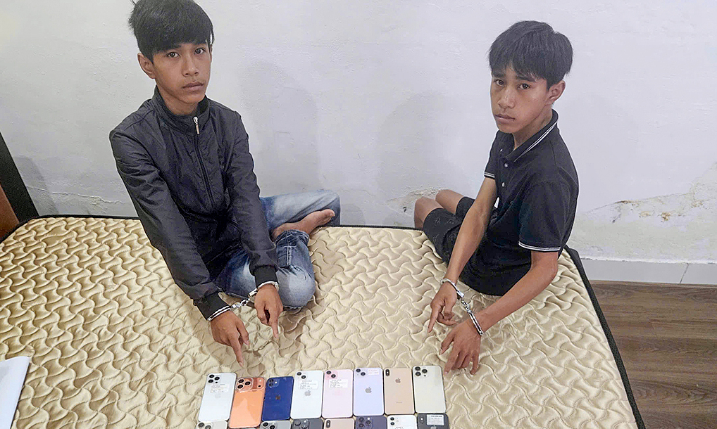 Anh em song sinh trộm 27 iPhone