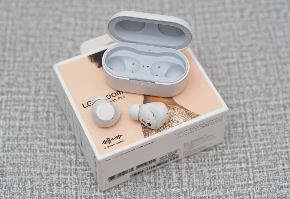 Tai nghe có hộp sạc khử khuẩn UV kiêm bộ phát Bluetooth