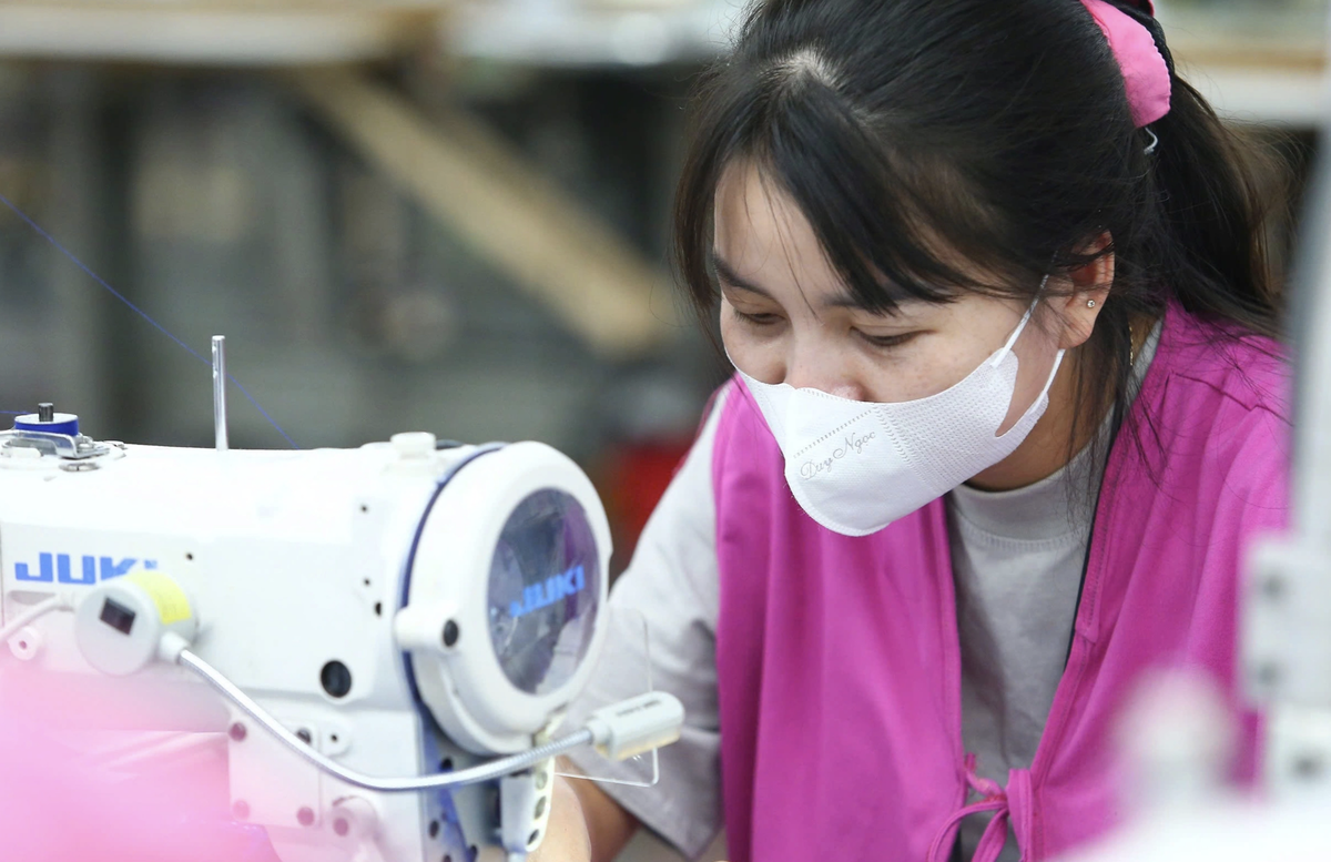Điểm tin 17h: 'Nên đặt ra lộ trình giảm giờ làm lao động dưới 48 tiếng' | Bộ Quốc phòng: Chưa đề xuất đóng góp tài chính thay nhập ngũ