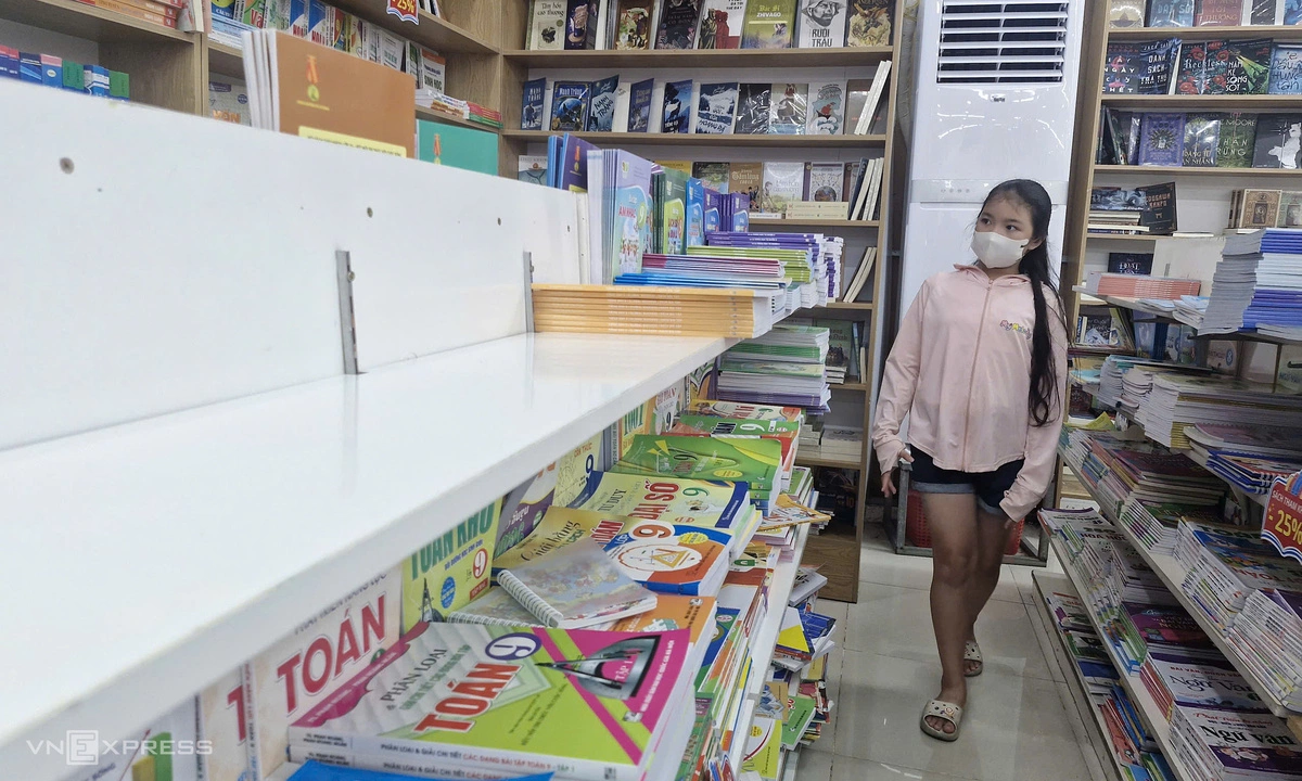Sách giáo khoa mới: Phụ huynh 'vất vả' tìm mua, nhiều nơi khan hiếm