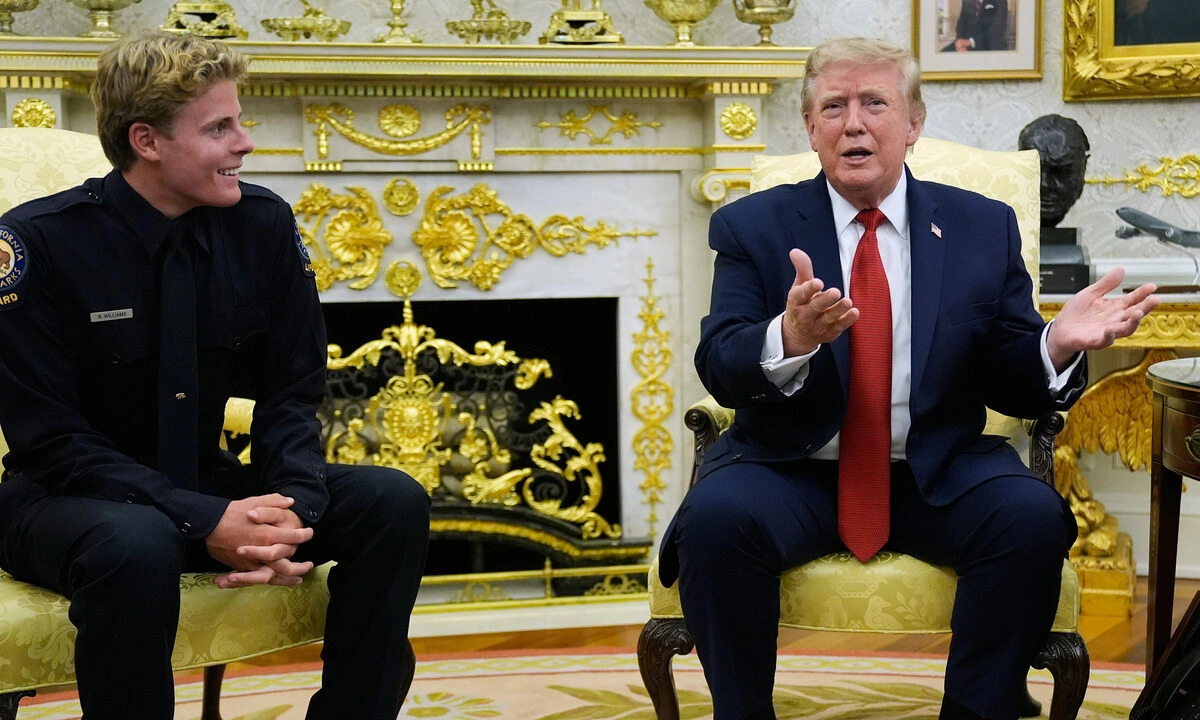 Ông Trump ca ngợi thiếu niên cứu người giữa sóng lớn là 'anh hùng thực thụ'