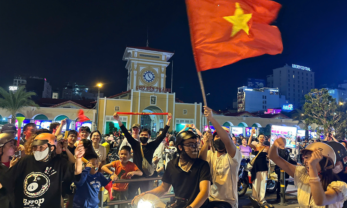 Người dân TP HCM xuống đường ăn mừng tuyển Việt Nam vào chung kết