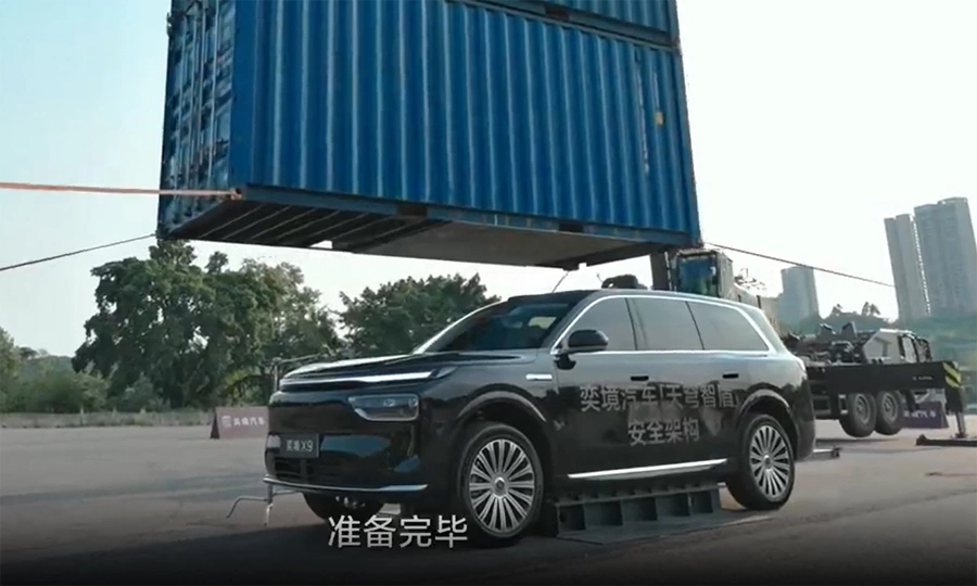 Đè container 16 tấn lên xe con để chứng minh an toàn