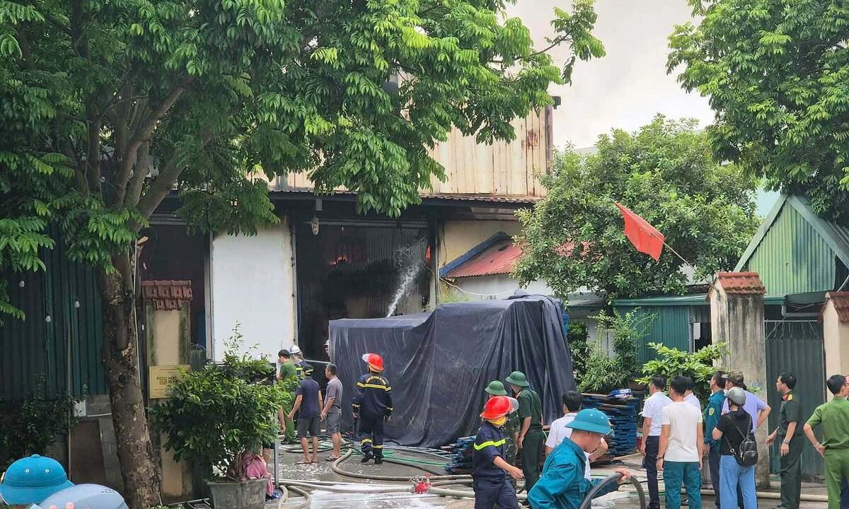 Cháy xưởng mộc ở Hà Nội, 4 người nghi mắc kẹt