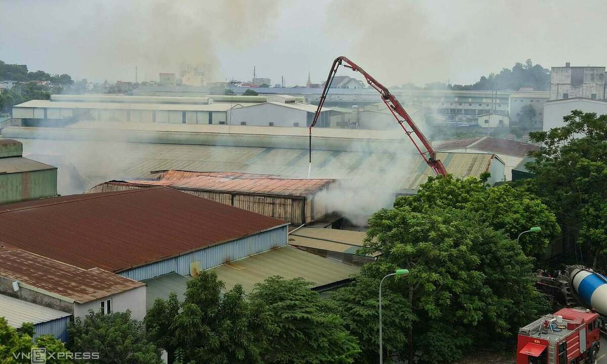 Cháy xưởng mộc ở Hà Nội, 4 người nghi mắc kẹt