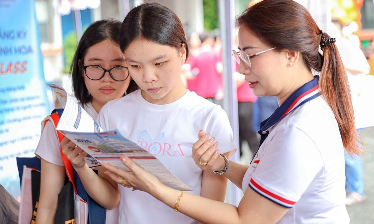 ĐH Ngân hàng TP.HCM: Khoản thu nếu tốt nghiệp muộn chỉ là 'cảnh báo'