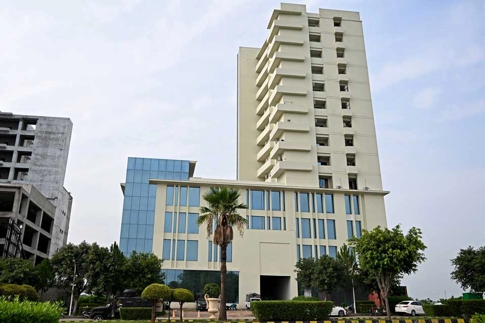 Tòa nhà được cho là nơi hoạt động của ổ lừa đảo qua điện thoại, ở ngoại ô Islamabad, Pakistan, ngày 17/8. Ảnh: AFP