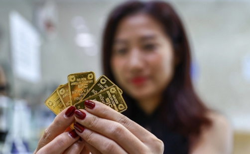 Vì sao giá vàng không lên nổi 15 triệu đồng dù thế giới vượt 4.500 USD?