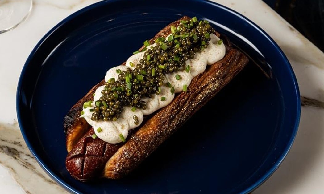 Hot dog 100 USD phủ trứng cá tầm, vàng lá ở Mỹ