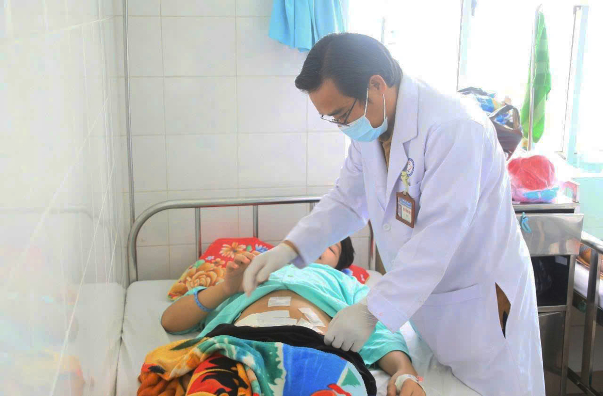 Thiếu niên giãn đại tràng sau trò đùa xịt vòi áp lực vào hậu môn