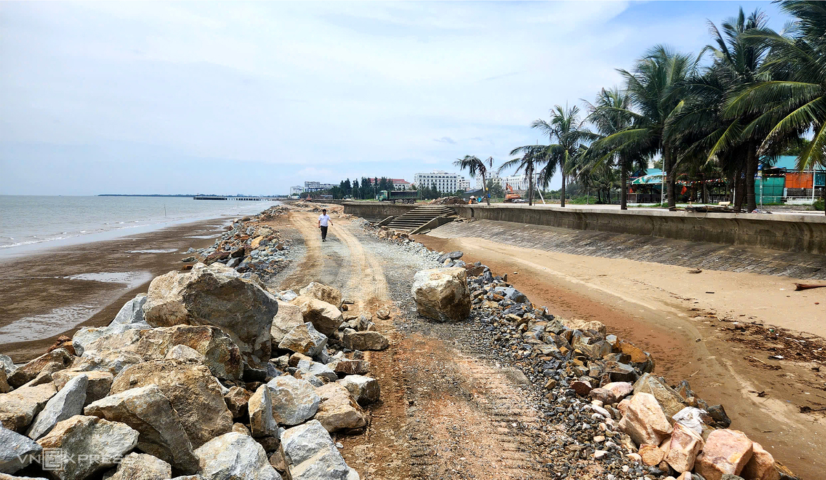 Lo ngại dự án kè biển làm mất bãi tắm Hải Tiến