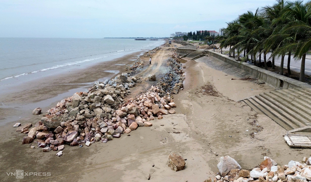 Hàng nghìn m3 đất đá đang được đổ xuống bãi biển Hải Tiến phục vụ dự án. Ảnh: Lê Hoàng