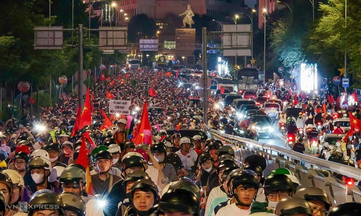 Người hâm mộ xuống đường mừng Việt Nam hạ Thái Lan